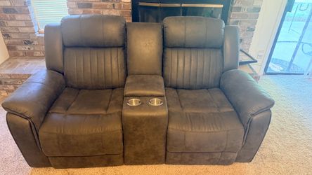 Reclining Loveseat with Center Console