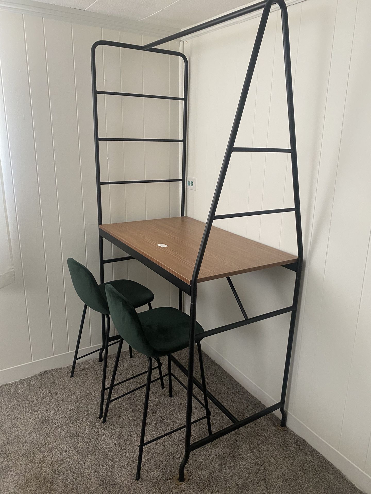 Table / Bar Table And Chairs