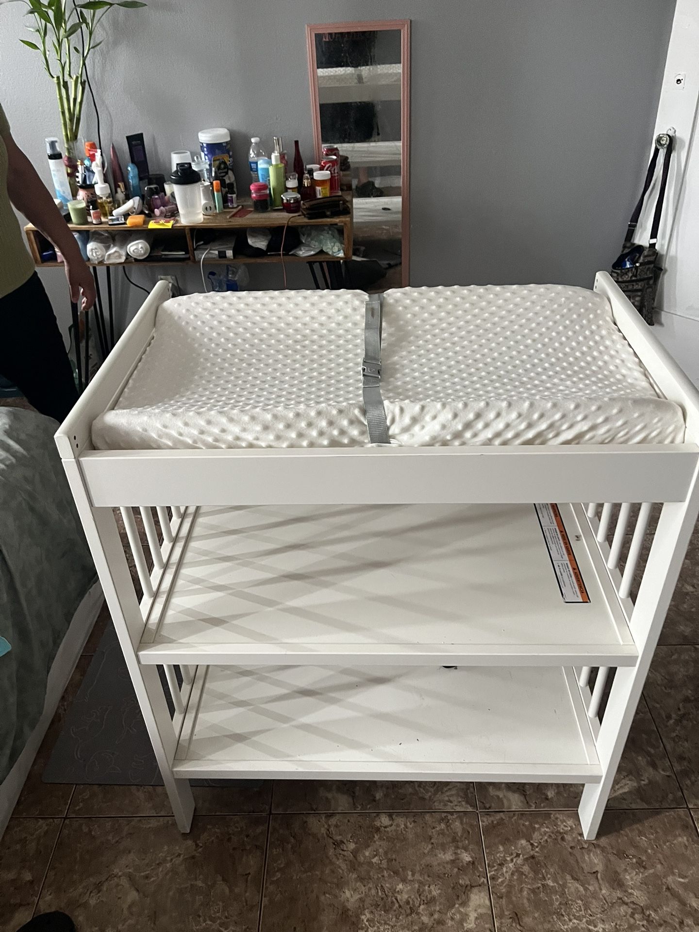 changing table/all white/new
