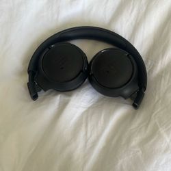 JBL TUNE 520BT Bluetooth headphones