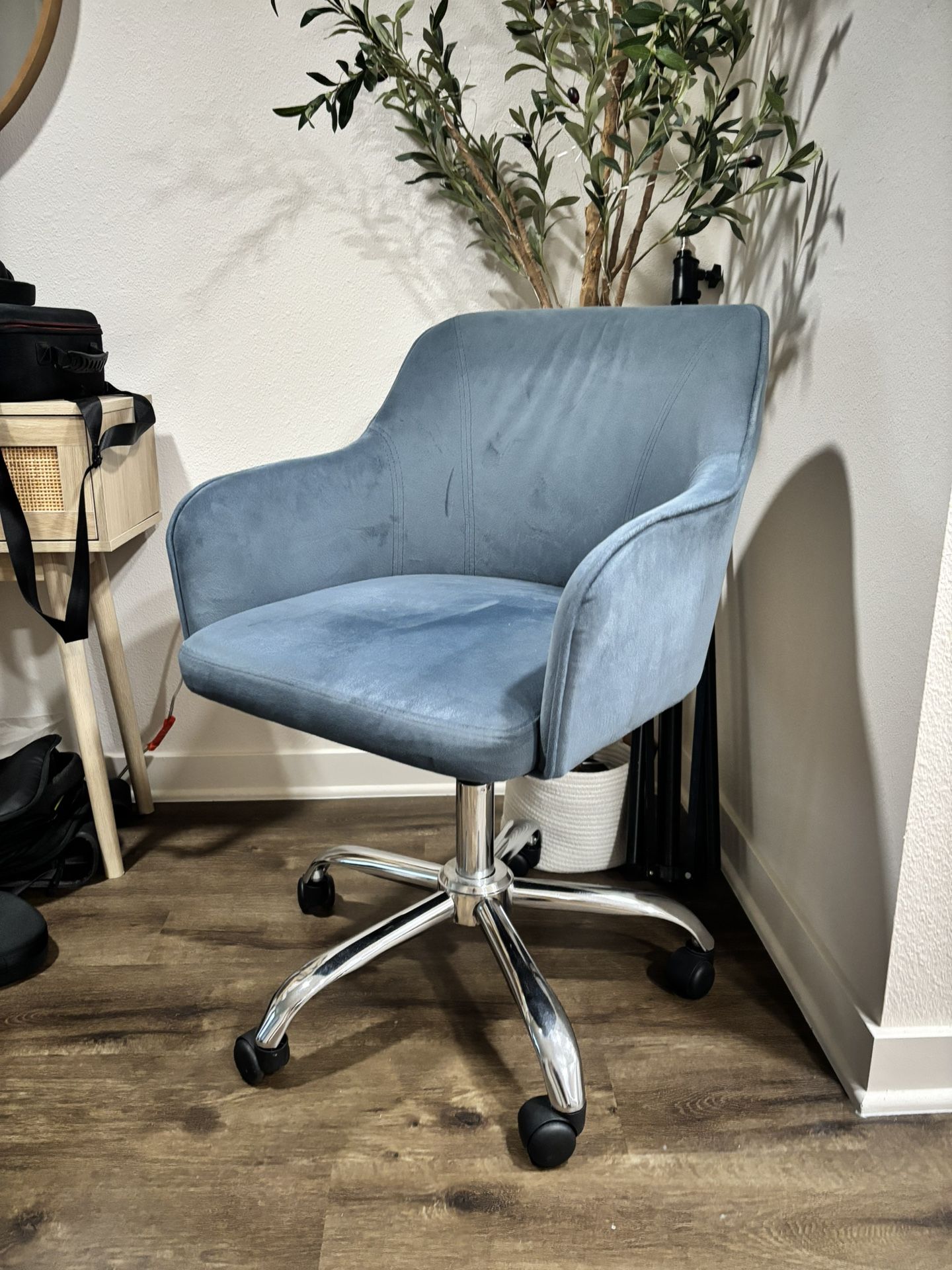 Blue Velvet Chair (Rolling)