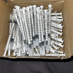 Hand Feeding Syringe 1 Ml. Assorted Feeding Supplies * NO NEEDLES* 76 Count