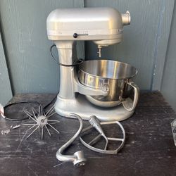 KitchenAid  Professional 600 Stand Mixer KP26M1XPM 6QT Silver W/ Attachments
