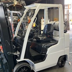 UNICARRIER/NISSAN forklift 5500 lb, 3 stage, side shift