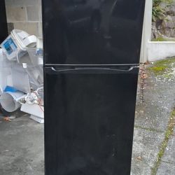 Vissani  Appartment Size Refrigerator- Can Deliver 