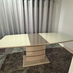 Modern Dining Table with Elegant Center Base – Like New