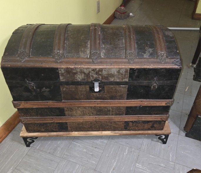 ANTIQUE 19TH C. DOME-TOP STEAMER TRUNK