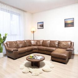 FREE DELIVERY 🚚 Like-New Italian Leather Sectional By ItalSofa