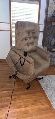 Cat Napper Medical Power Lift Chair (Smoke Free Pest Free and Pet Free Home)