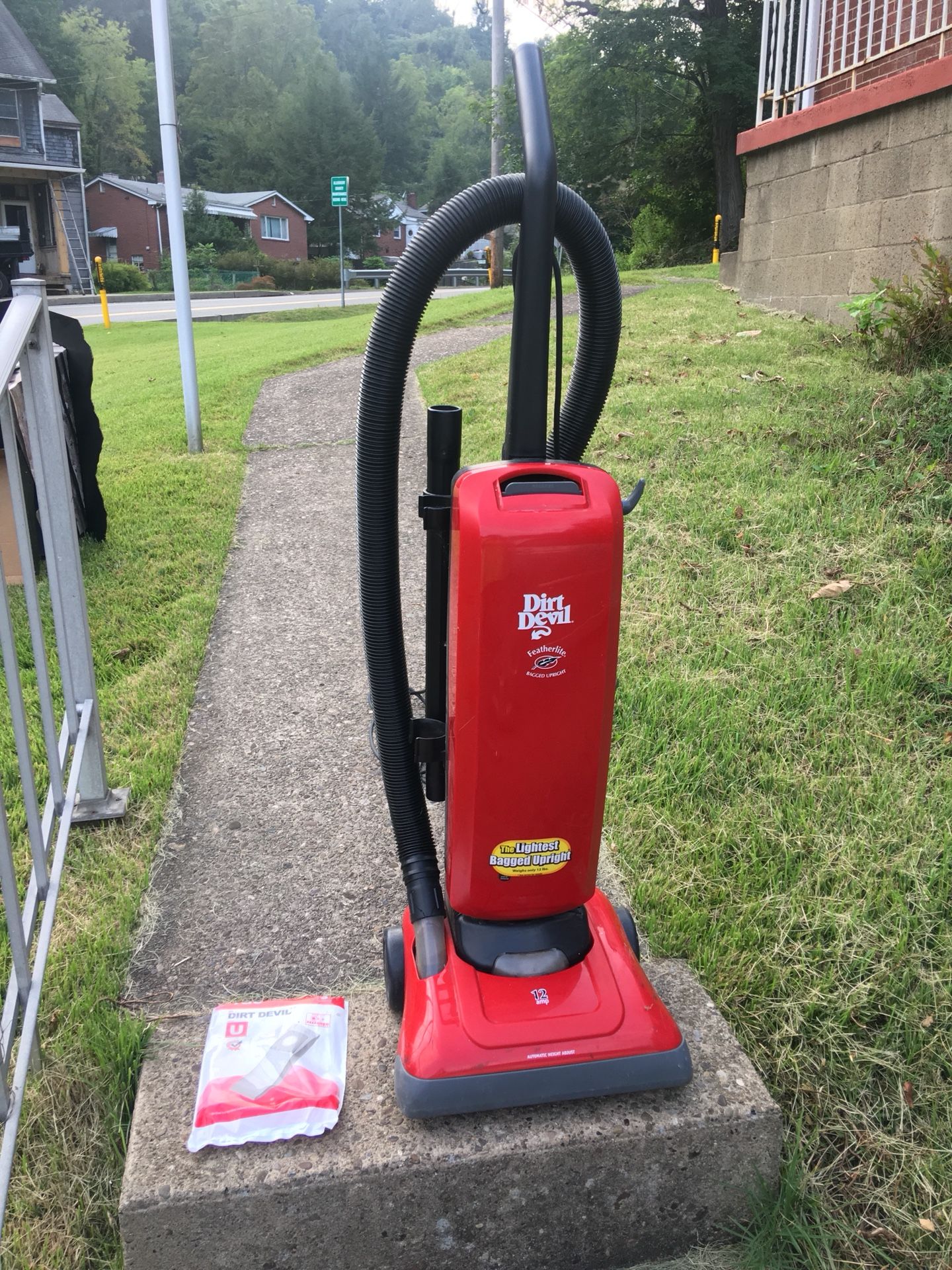 Dirt Devil Featherlite Bagged Upright Vacuum