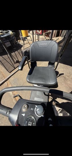 ELECTRIC SCOOTER WOTH HITCH MOUNT ELEVATOR