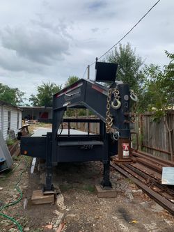 2017 32’ Gooseneck Trailer