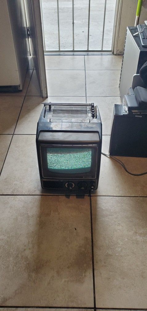 Vintage Hitachi Solid State CU-150R Color Television Made In Japan
