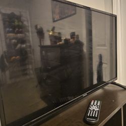 Polaroid 32" Class HD (720P) LED TV w/ Remote - GREAT CONDITION