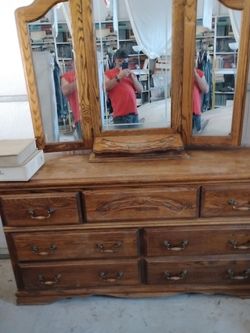 Bedroom set made by traditions the furniture was all made by them in the USA it's all oak with cedar cedar George and everything is cedar all the draw
