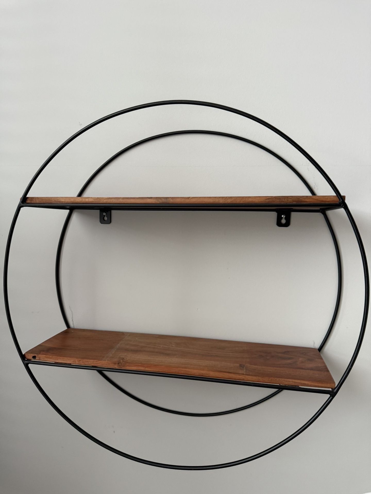 Round wall-mounted shelf