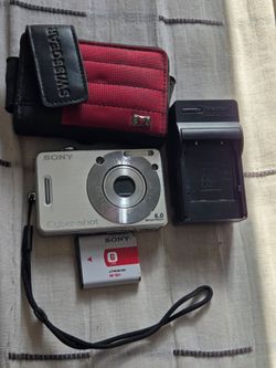 Sony Cyber-shot DSC-W50 6.0MP Silver Digital Camera w/ Charger & Battery