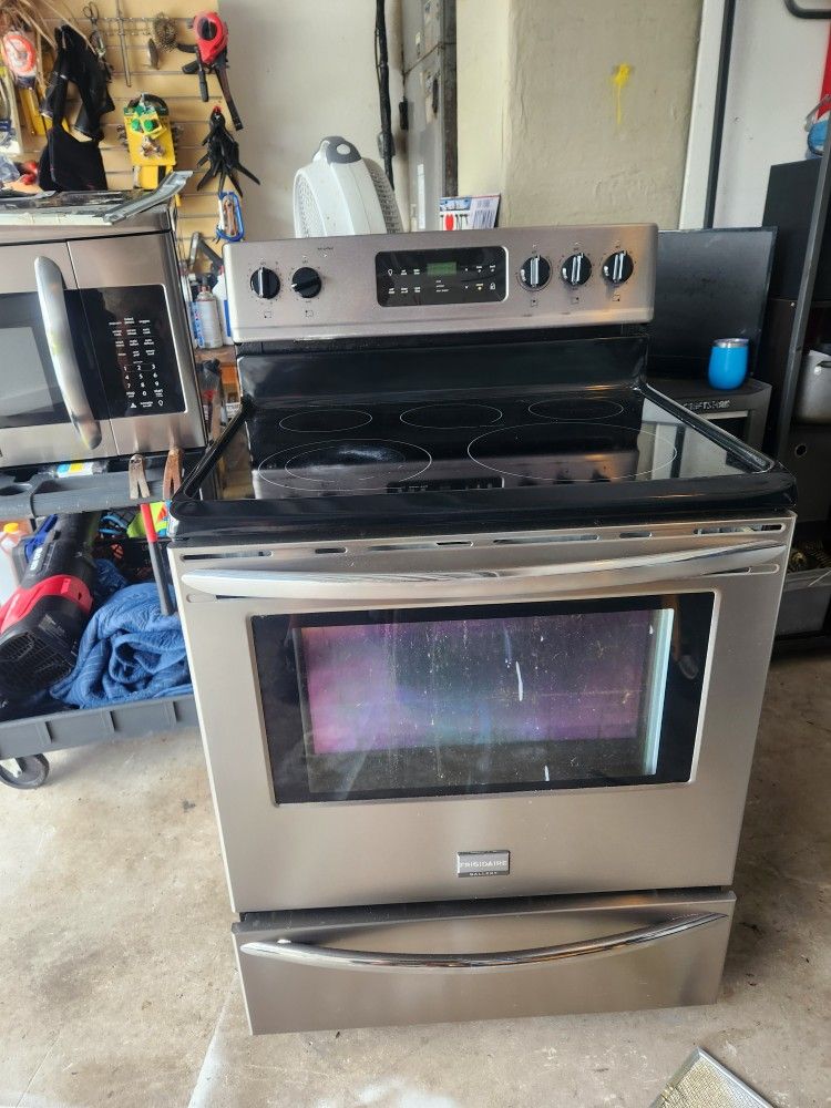 Fridgidaire Galleria Stove And Microwave