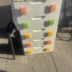 Cagonera De Plastico / Plastic Dresser 