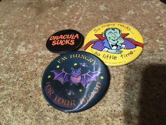 RUSS BERRIE LENTICULAR PINBACK BUTTON DRACULA TWO HALLMARK DRACULA SUCKS PINBACK