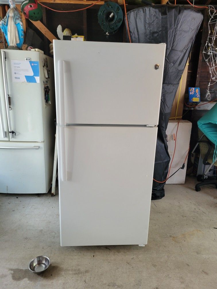 GE White Top-Freezer Refrigerator