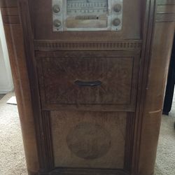 Vintage Tube Type Radio