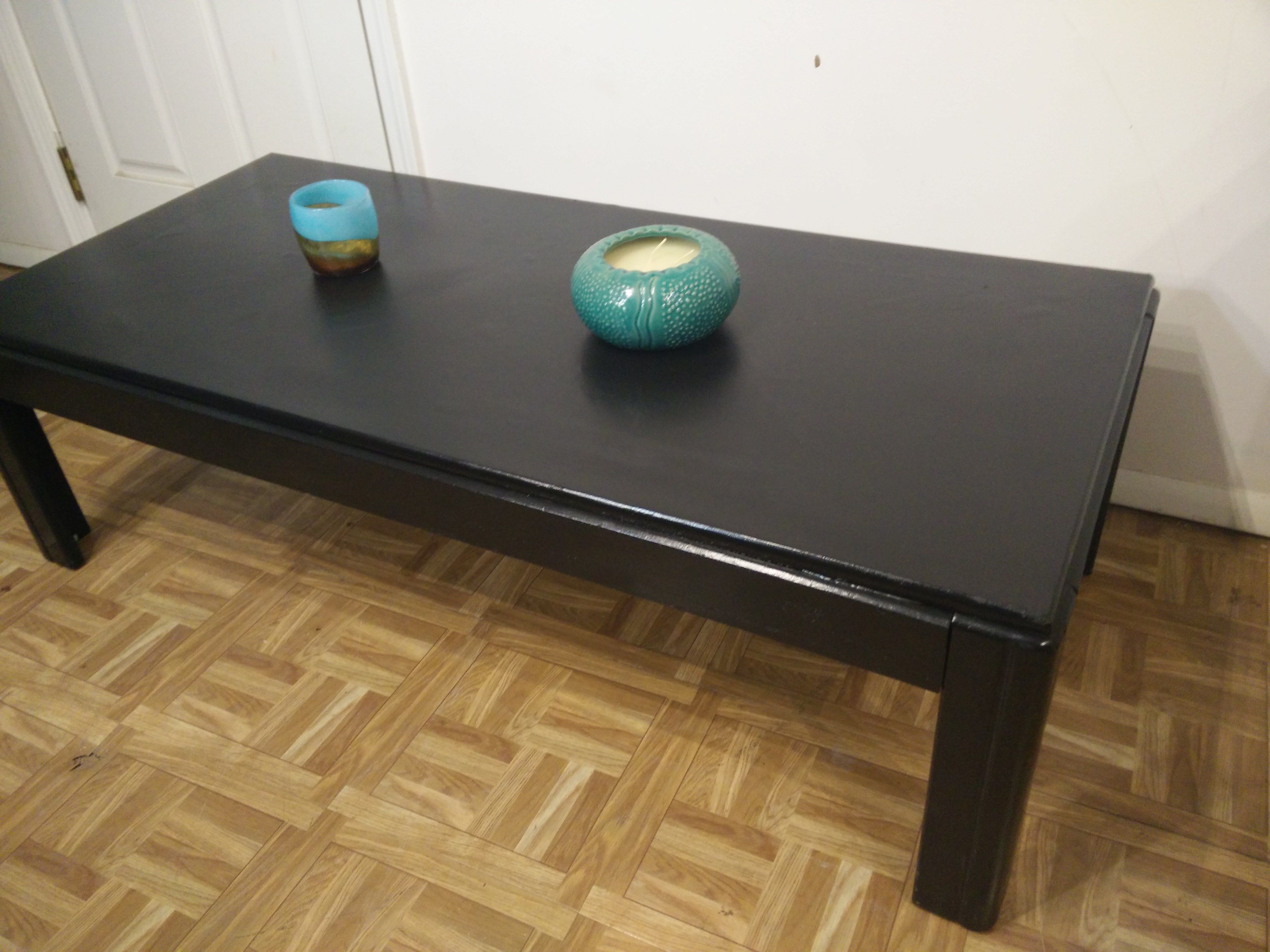 Nice black wood coffee table in Very good condition