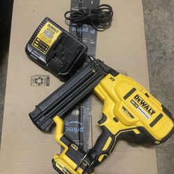 Dewalt Electric Cordless Brad Nailer 20v 18 G, Tool Buttery And Charger