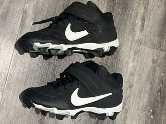 Nike boys football cleats size 6.5