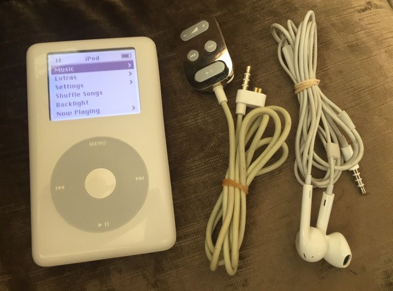 20gb Apple IPod Classic 4th Generation A1059 + wired remote & Headphones!