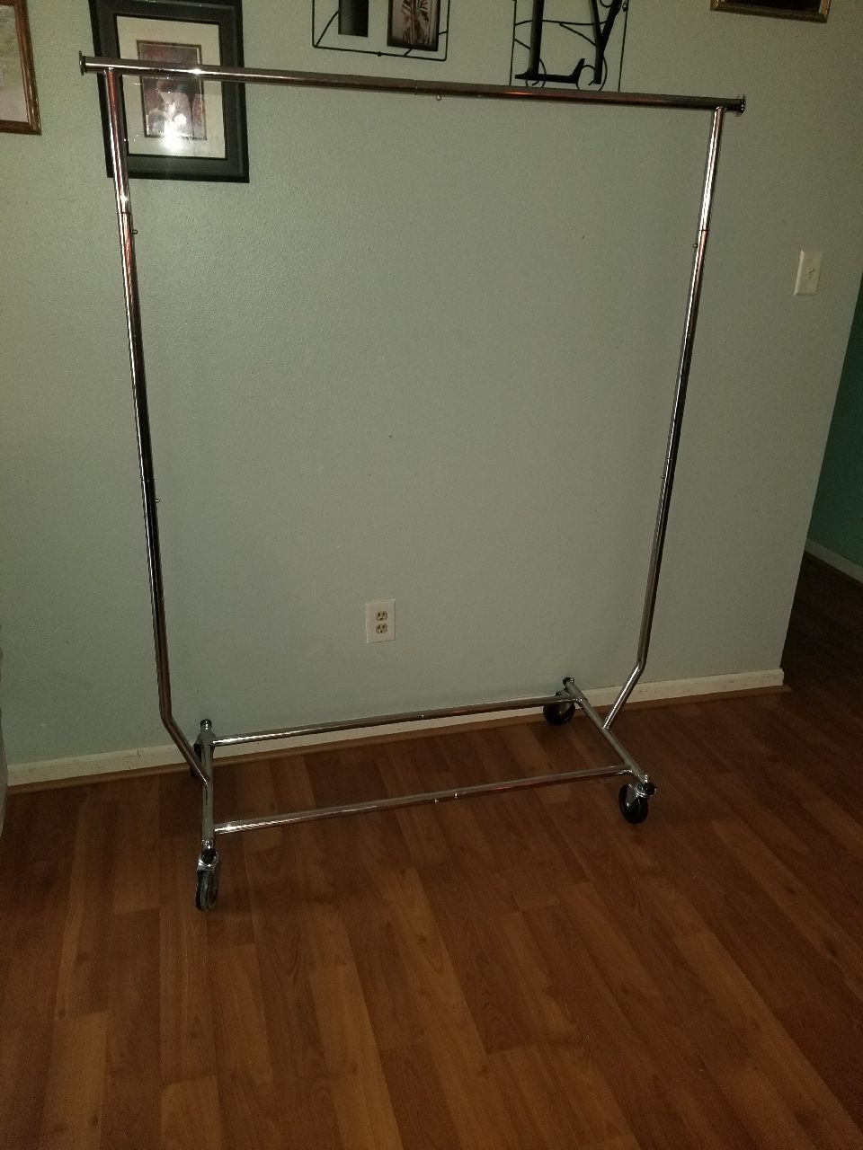Solid metal rack holds up to 250 pounds