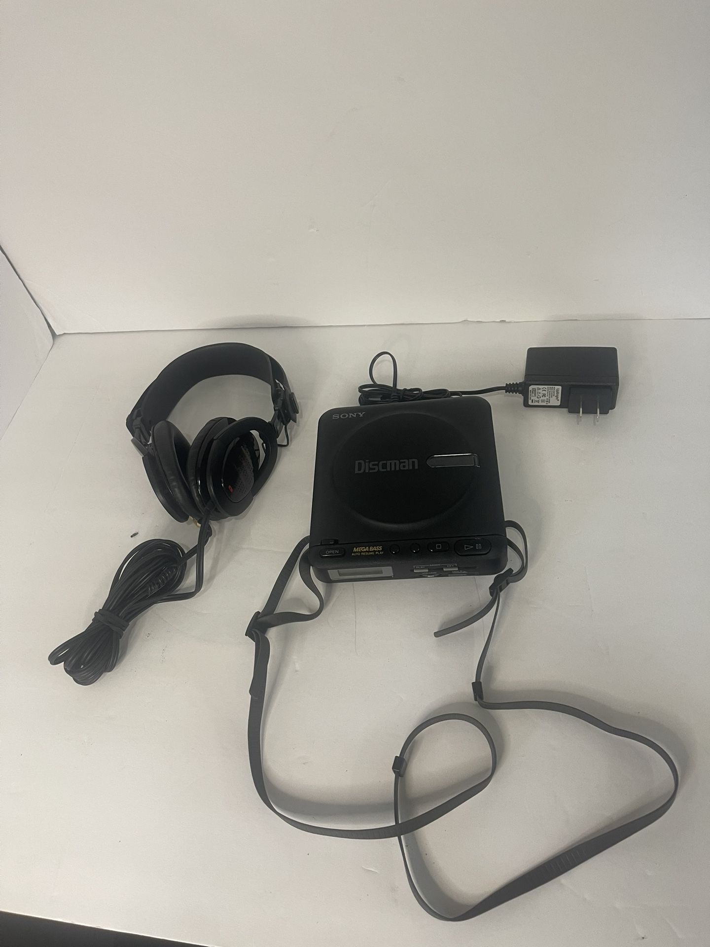 SONY Discman D-12 CD Player plus Headphone Exc Condintion Works