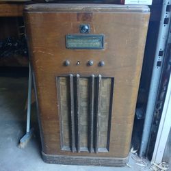 Antique Delco Tube Radio 