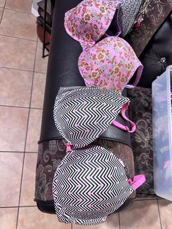 Victorias secret size 38dd $10 cada uno