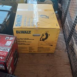 DEWALT
15 Amp Corded 10 in.
Compound Single Bevel Miter
Saw