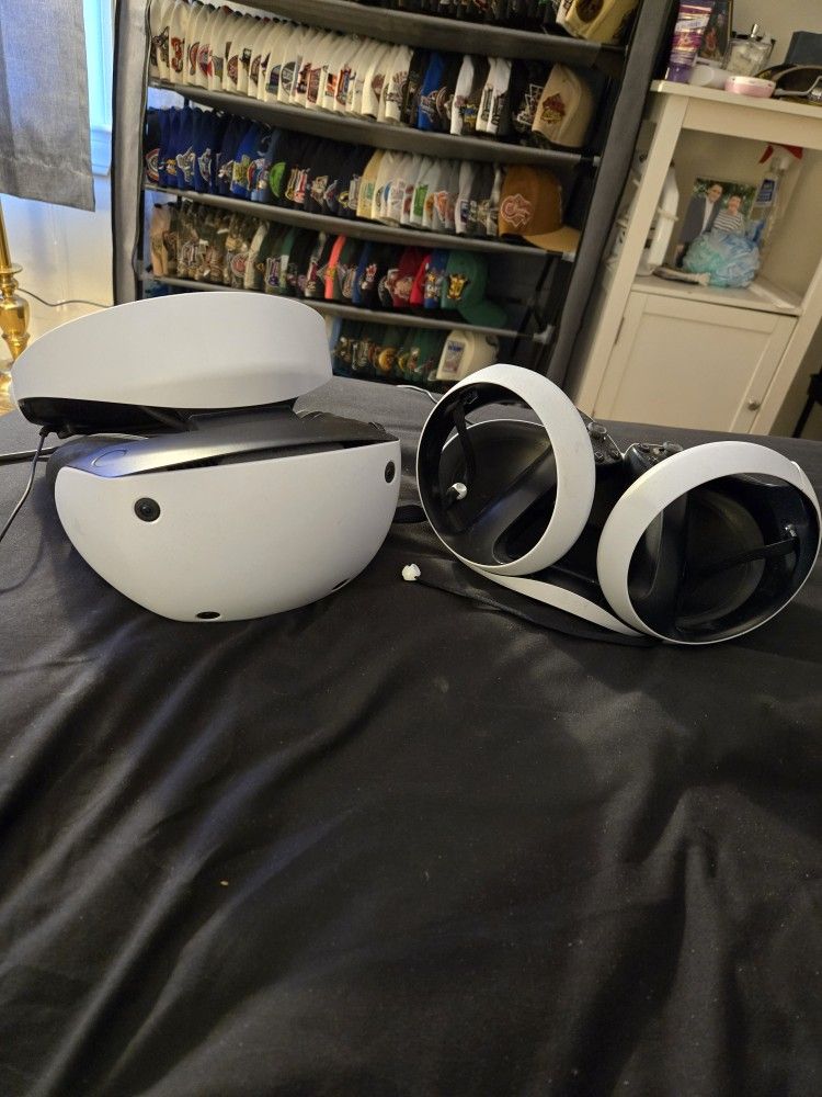 PSVR 2 w/ controller charging dock