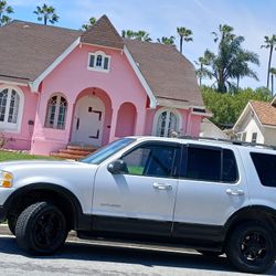 FORD EXPLORER IN EXCELLENT CONDITION, CLEAN TITLE IN HAND. RUNS & DRIVES GREAT