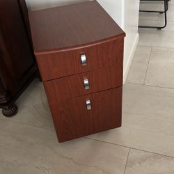 File Cabinet/ Gabinete De Oficina