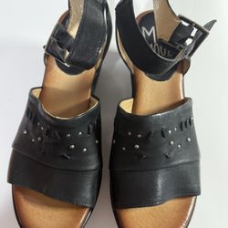 Miz-Mooz Striking black  US 8-EU 39