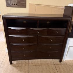 Dresser 