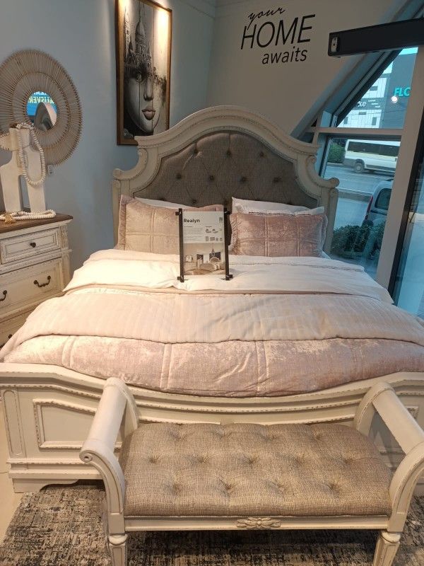 Realyn Two Tone Upholstered Panel Bedroom Set
4 Piece Ashley Furniture$10 Down Payment And Financing Available