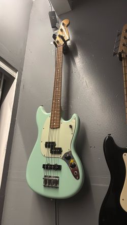 Fender Mustang Bass Guitar (Short Scale)