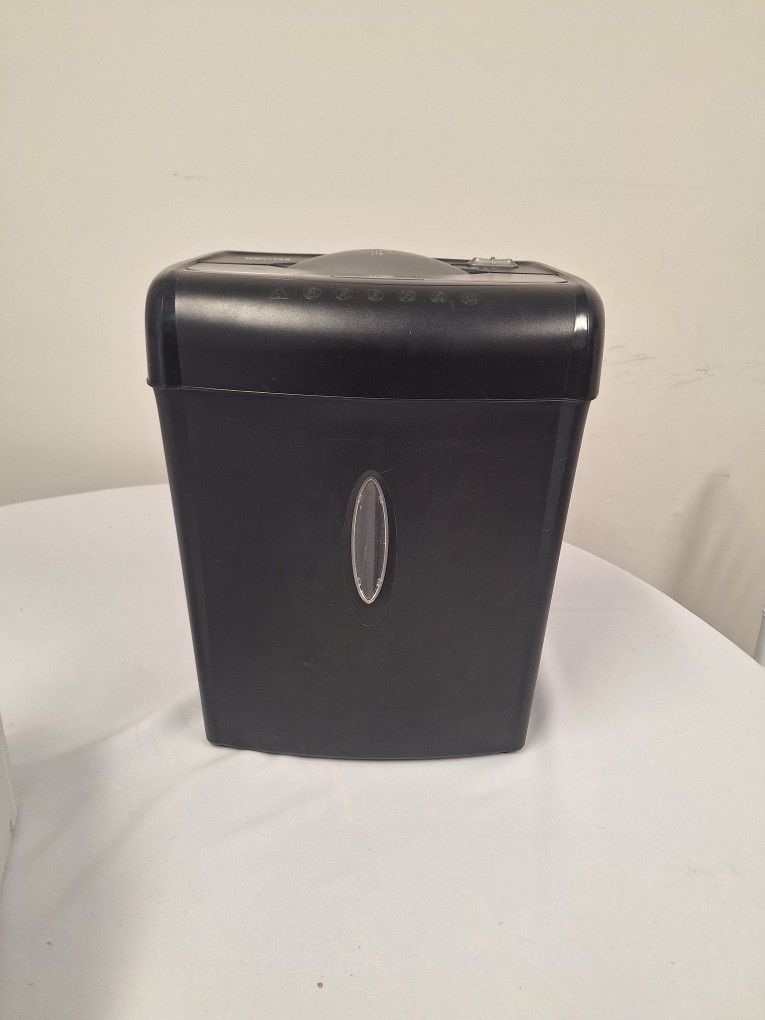 Aurora WM675XB 6-Sheet Crosscut Paper Shredder with Basket – Black