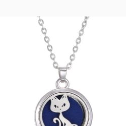 Essential oil necklace with extra pads