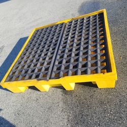 Spill Containment Pallets
4 Drum Spill Containment Pallet with Drain
