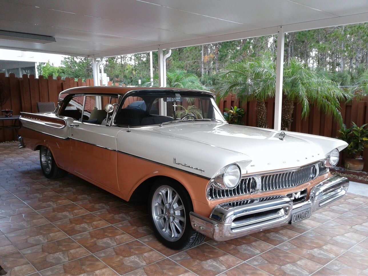 Mercury 1957, perfect condition.