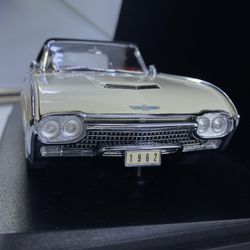 Danbury Mint 1962 Ford Thunderbird 1/25 Diecast Convertible Car Model