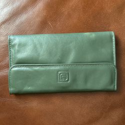 Leather Women’s Wallet. Army Green  $3 