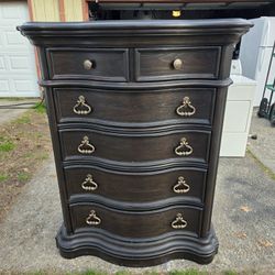 5 Drawer Tall Boy Dresser. The Ravena Collection By Pulaski. In Very Good Condition 