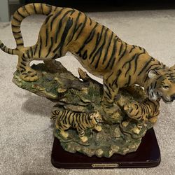 Goldenvale Collection Mother Tiger & Baby Cubs Statue